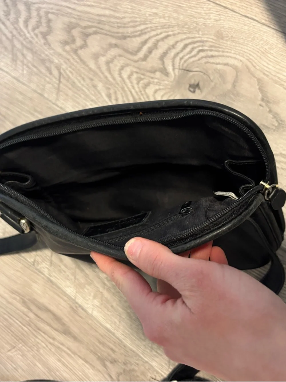 Vintage 90s Etienne Aigner Black Leather Crossbody Genuine Leather Everyday Bag - Picture 5 of 6